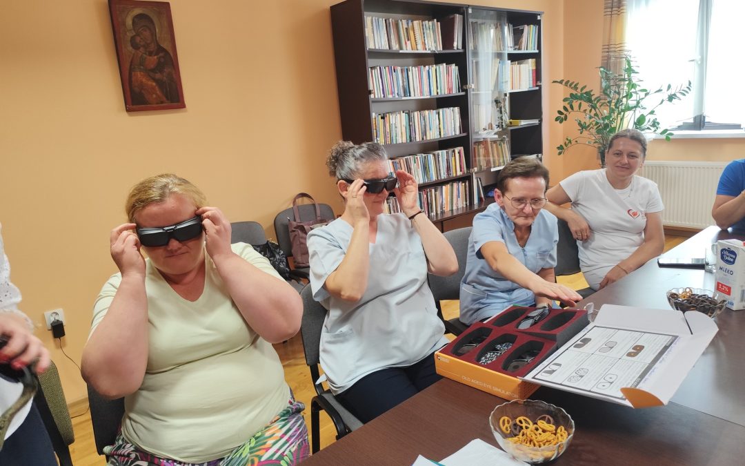 „POCZUJ STAROŚĆ” – SZKOLENIE PERSONELU Z UŻYCIEM SYMULATORA STAROŚCI